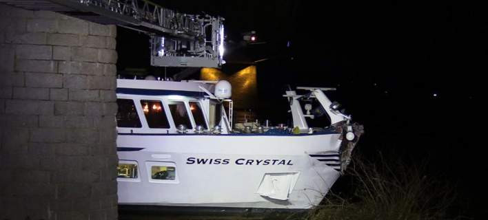 Ποταμόπλοιο προσέκρουσε σε γέφυρα του Ρήνου – 27 τραυματίες